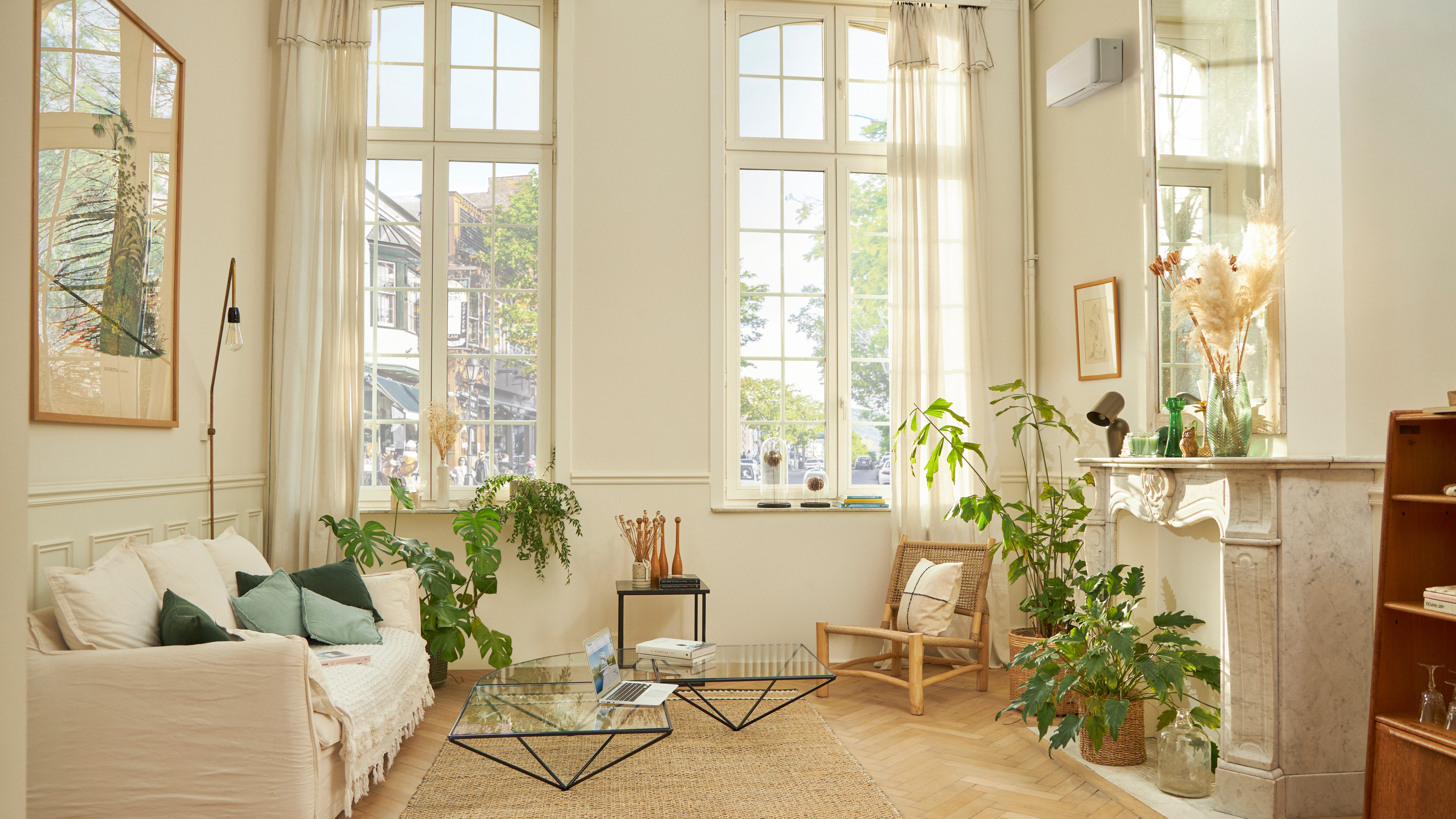 Nádherne zariadená obývacia izba s bielou nástennou klimatizačnou jednotkou