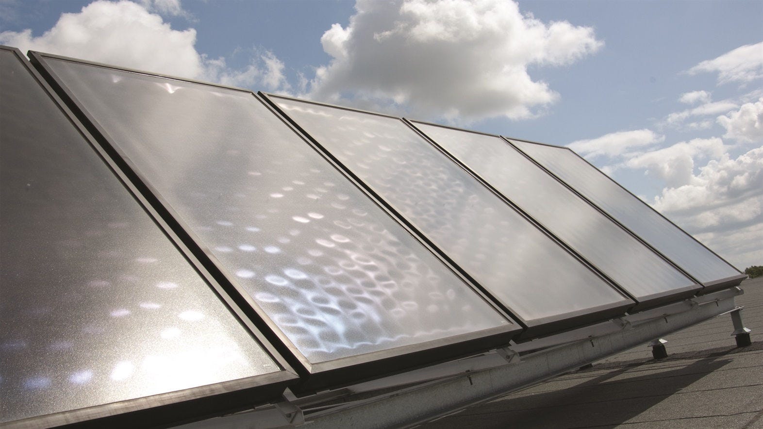 Solárne panely, ktoré poháňajú tepelné čerpadlo Daikin pre úspornejšie vykurovanie domácnosti.