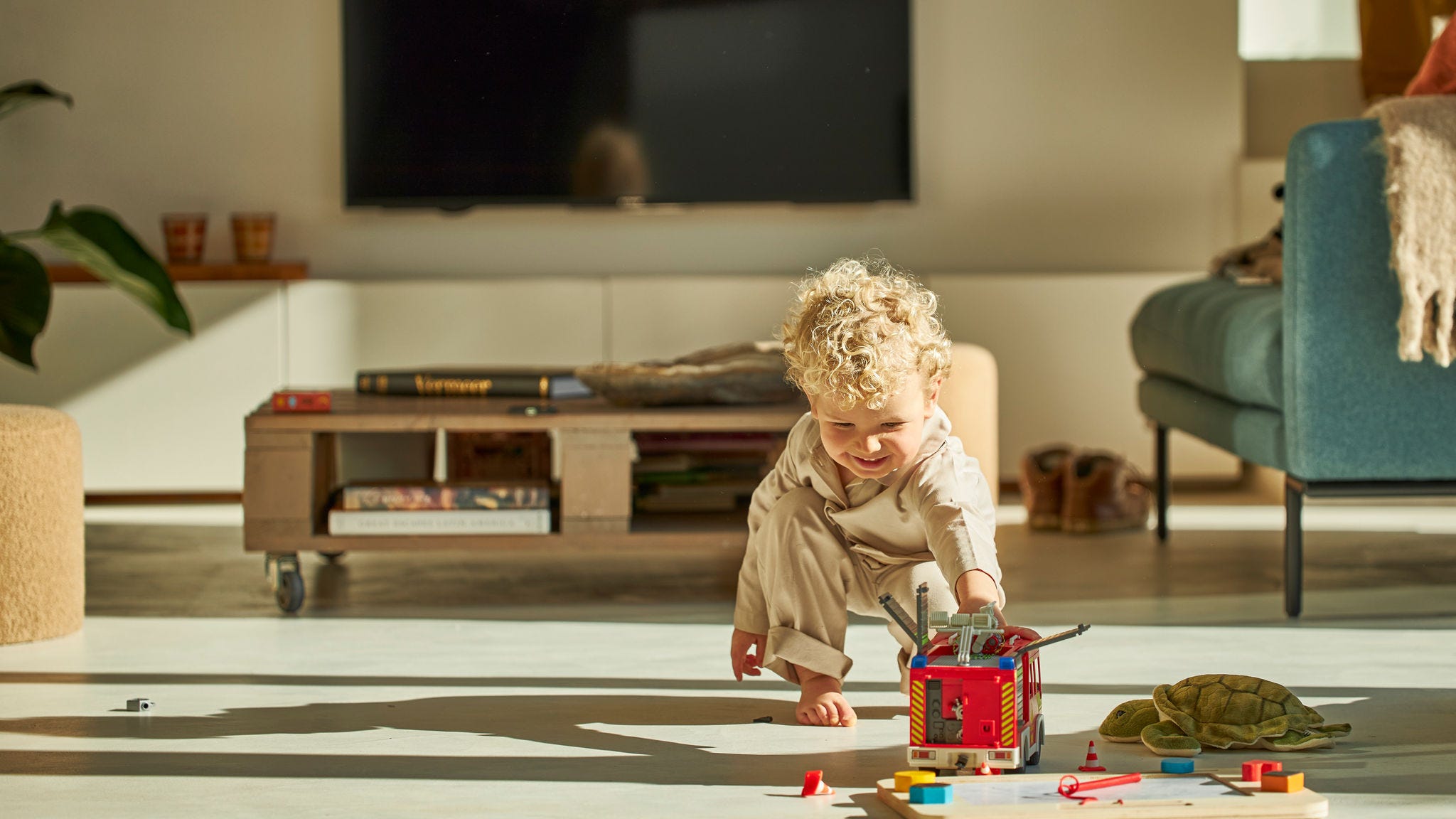 Dieťa sa hrá so svojimi hračkami